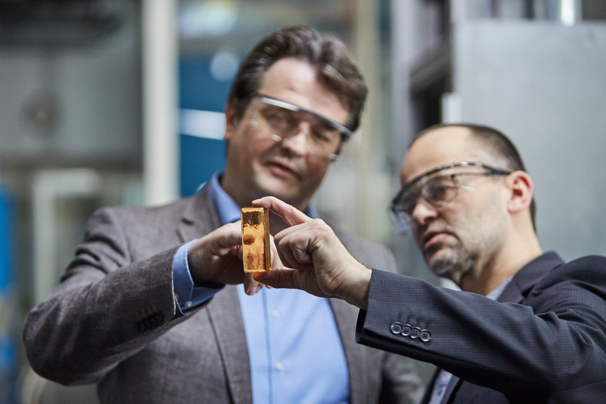 The winning team of Fraunhofer Institute for Silicate Research ISC: Dr. Jörn Probst and Dr. Bernhard Durschang (right). The researchers developed a dental prosthesis and were awarded the Fraunhofer &quot;Technology for People&quot; prize.